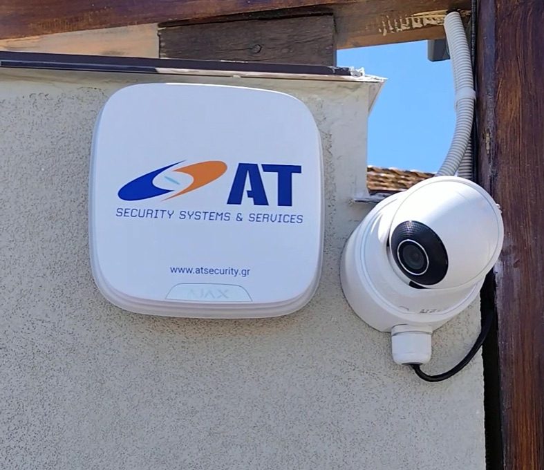 Εγκατάσταση της AT Security: κάμερα ασφαλείας εξωτερικού χώρου δίπλα στη σειρήνα του συναγερμού